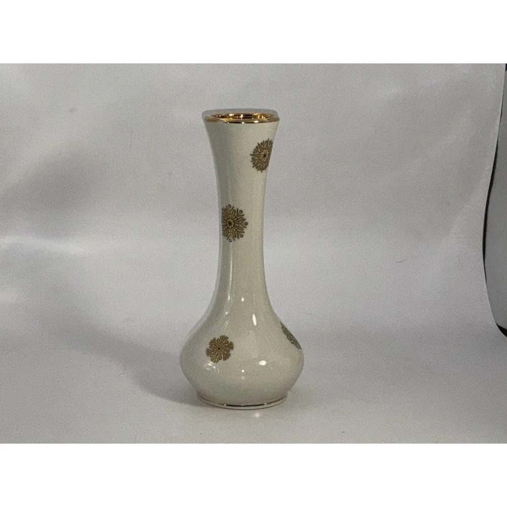 Small White Vase With Flowers Trimmed In‎ 22k Gold Made In U.S.A 6.5 X 3